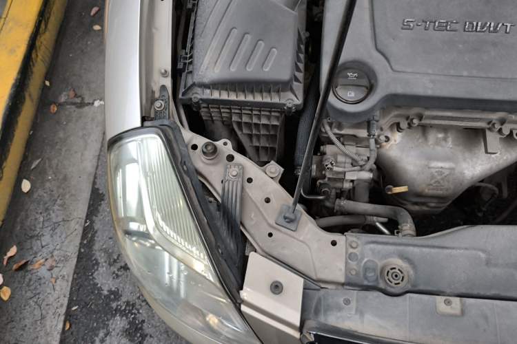 Used Buick Excelle 2013 1.5L Manual Classic Model Engine Bay Right