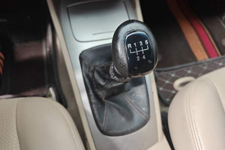 Used Buick Excelle 2013 1.5L Manual Classic Model Gear Lever