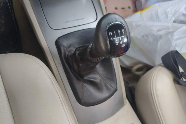 Used Buick Excelle 2013 1.5L Manual Classic Model Gear Lever