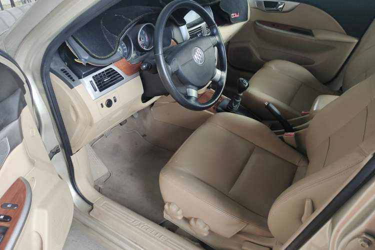 Used Buick Excelle 2013 1.5L Manual Luxury Model Interior 2