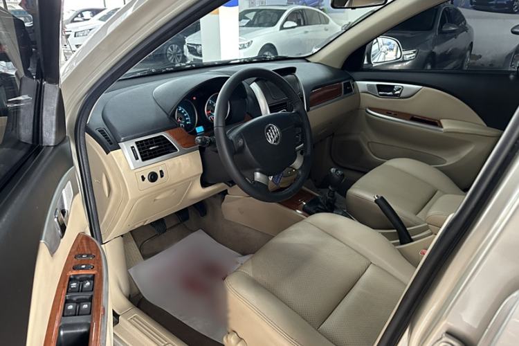 Used Buick Excelle 2013 1.5L Manual Luxury Model Interior 3