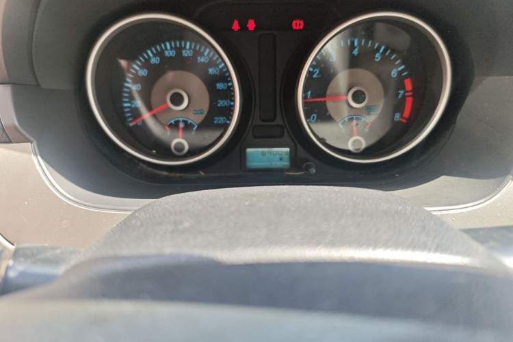 Used Buick Excelle 2013 1.5L Manual Classic Model Odometer Close Up