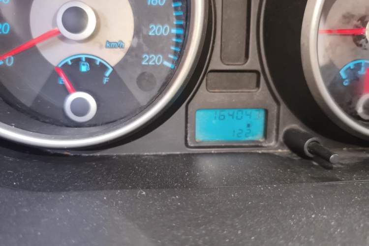 Used Buick Excelle 2013 1.5L Manual Classic Model Odometer Close Up