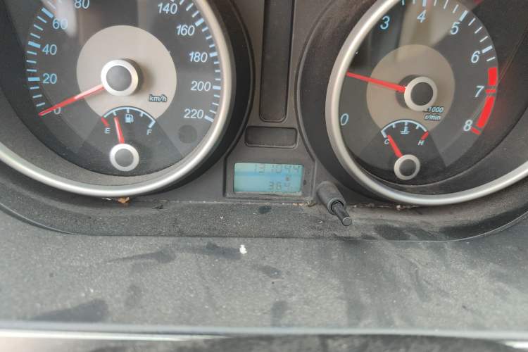 Used Buick Excelle 2013 1.5L Manual Classic Model Odometer Close Up