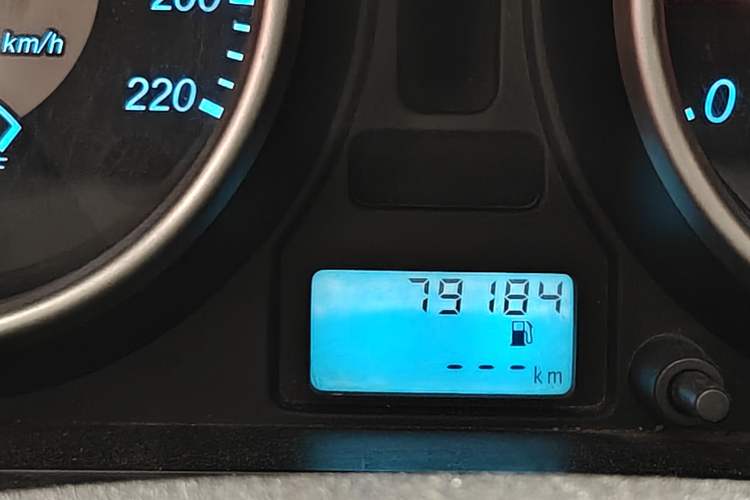 Used Buick Excelle 2013 1.5L Manual Classic Model Odometer Close Up