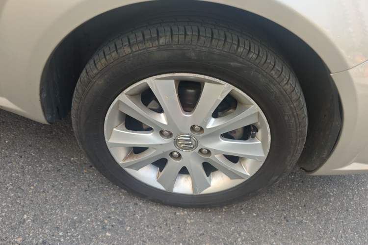 Used Buick Excelle 2013 1.5L Automatic Luxury Model Right Front Wheel Hub
