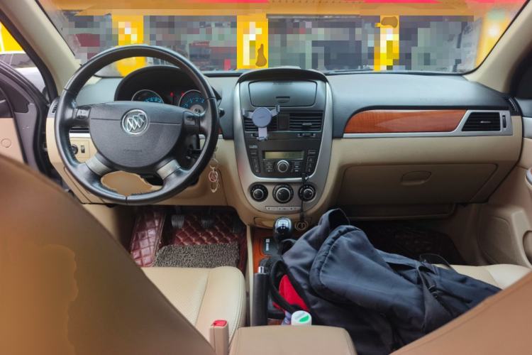 Used Buick Excelle 2013 1.5L Manual Luxury Model Center Console