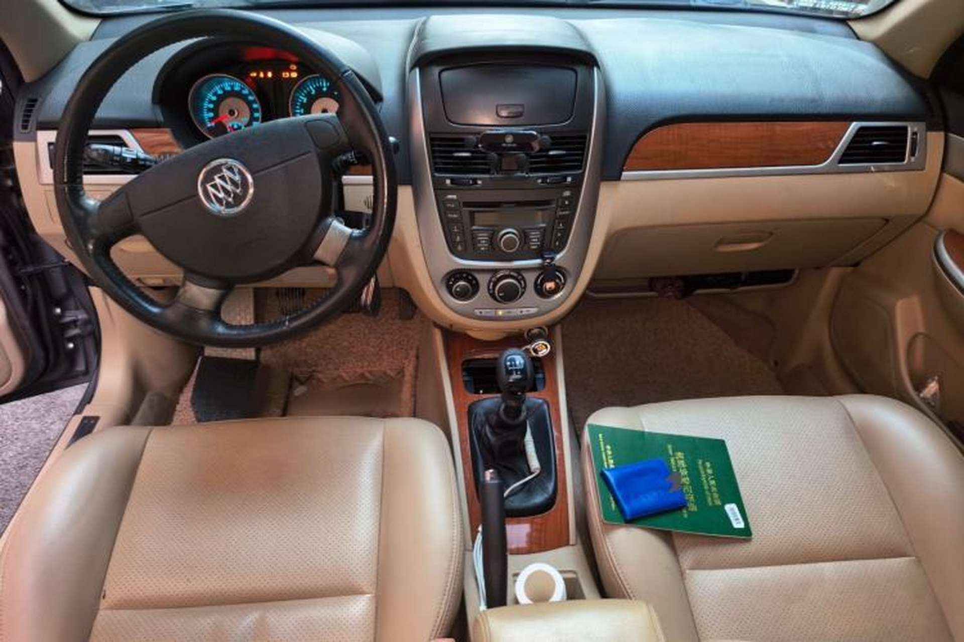 Used Buick Excelle 2013 1.5L Manual Luxury Model Center Console