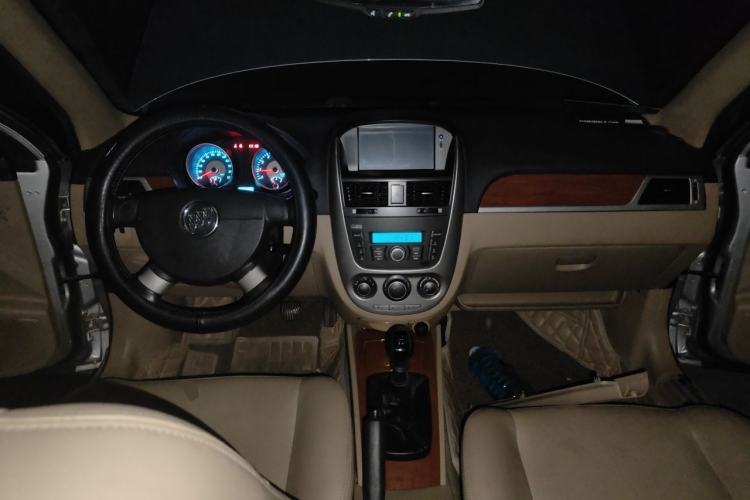 Used Buick Excelle 2013 1.5L Manual Luxury Model Center Console