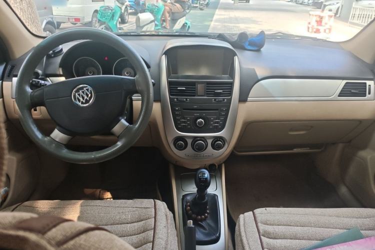 Used Buick Excelle 2013 1.5L Manual Classic Model Center Console