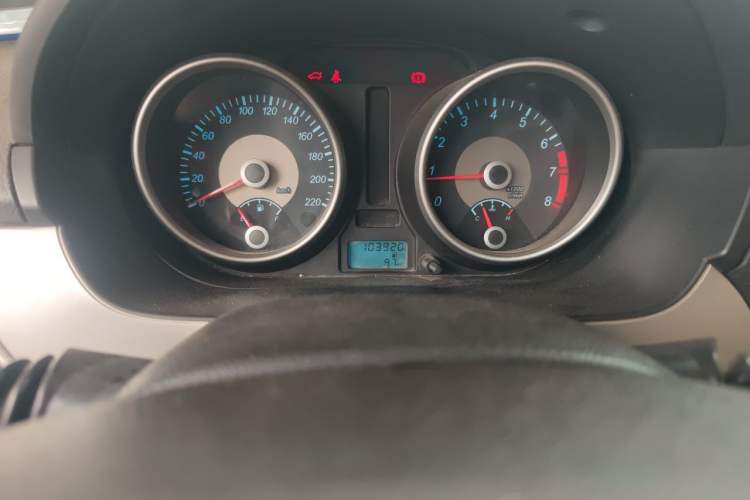 Used Buick Excelle 2013 1.5L Manual Classic Model Odometer Close Up