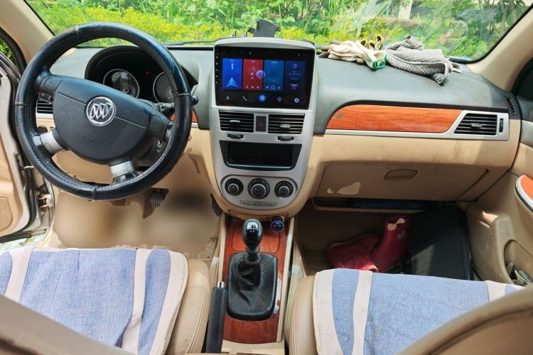 Used Buick Excelle 2013 1.5L Manual Luxury Model Center Console