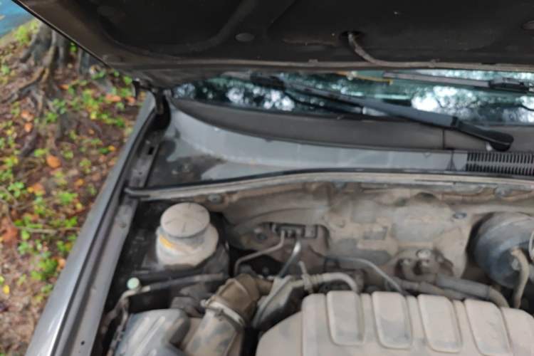 Used Buick Excelle 2013 1.5L Manual Classic Model Engine Bay Right