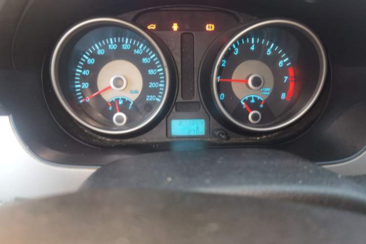 Used Buick Excelle 2013 1.5L Manual Classic Model Odometer Close Up
