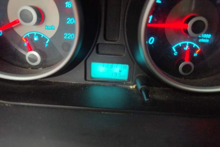Used Buick Excelle 2013 1.5L Manual Classic Model Odometer Close Up