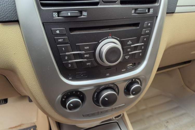 Used Buick Excelle 2013 1.5L Manual Classic Model Audio And AC Panel