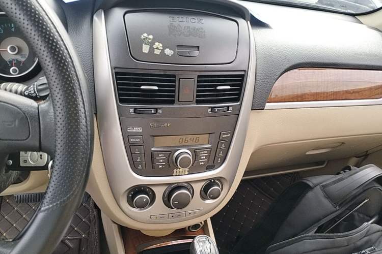 Used Buick Excelle 2013 1.5L Automatic Luxury Model Audio And AC Panel