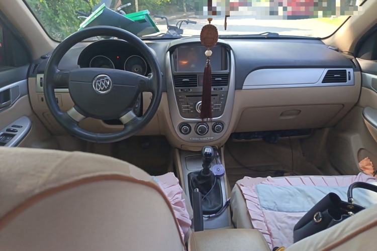 Used Buick Excelle 2013 1.5L Manual Classic Model Center Console