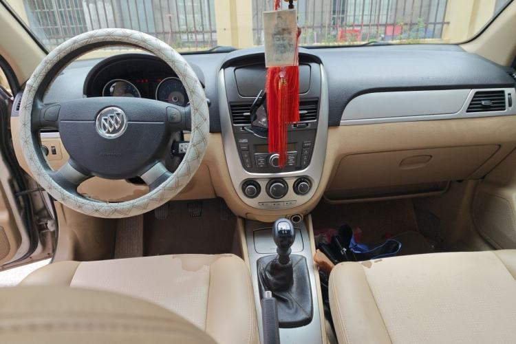 Used Buick Excelle 2013 1.5L Manual Classic Model Center Console