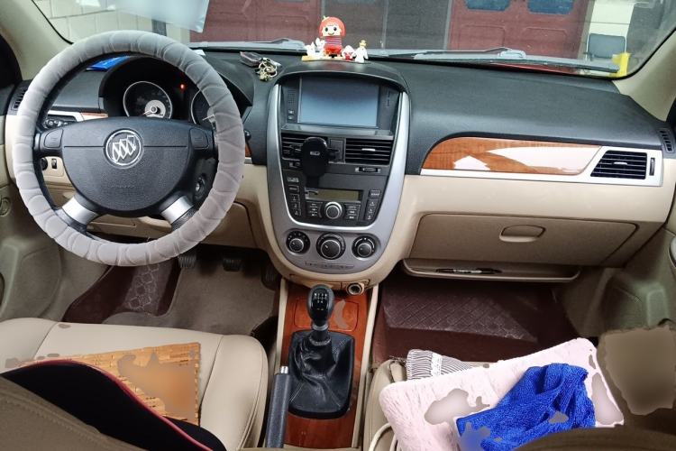 Used Buick Excelle 2013 1.5L Manual Luxury Model Center Console