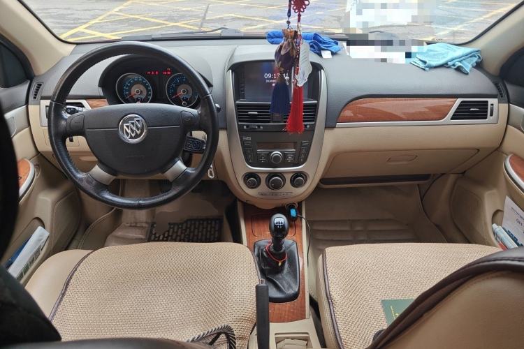 Used Buick Excelle 2013 1.5L Manual Luxury Model Center Console