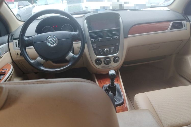 Used Buick Excelle 2013 1.5L Manual Luxury Model Center Console