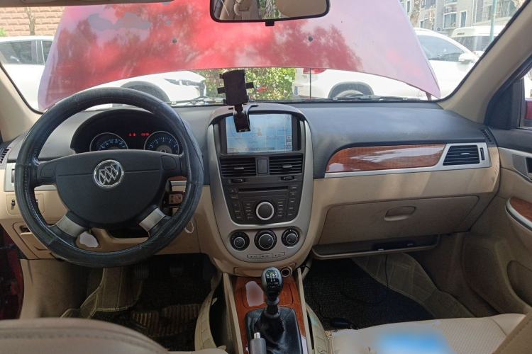 Used Buick Excelle 2013 1.5L Manual Luxury Model Center Console
