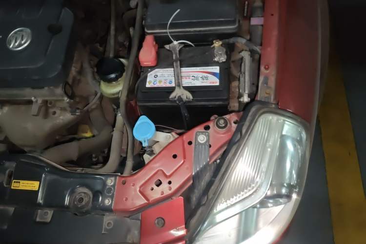 Used Buick Excelle 2013 1.5L Manual Classic Model Engine Bay Left