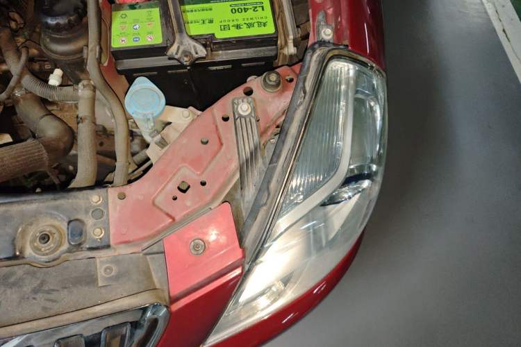 Used Buick Excelle 2013 1.5L Automatic Classic Model Engine Bay Left
