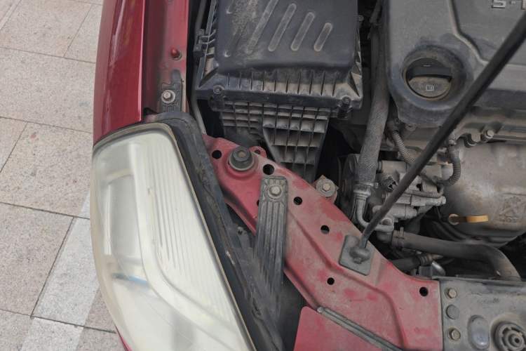 Used Buick Excelle 2013 1.5L Automatic Classic Model Engine Bay Right