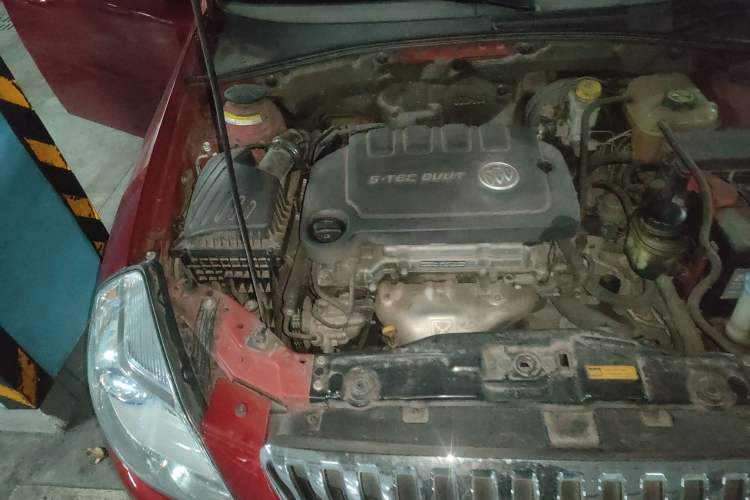 Used Buick Excelle 2013 1.5L Automatic Luxury Model Engine Bay Right