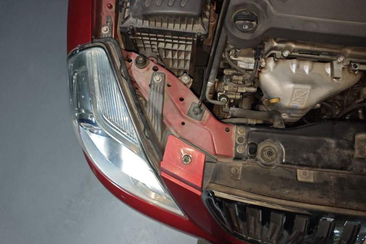 Used Buick Excelle 2013 1.5L Automatic Classic Model Engine Bay Right