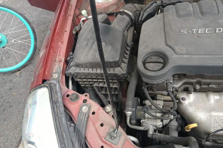 Used Buick Excelle 2013 1.5L Manual Classic Model Engine Bay Right