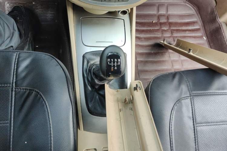 Used Buick Excelle 2013 1.5L Manual Classic Model Gear Lever