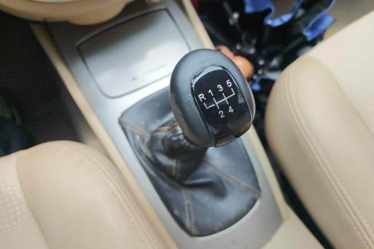 Used Buick Excelle 2013 1.5L Manual Classic Model Gear Lever