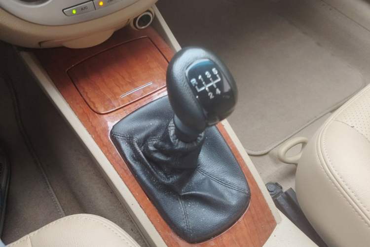 Used Buick Excelle 2013 1.5L Manual Luxury Model Gear Lever