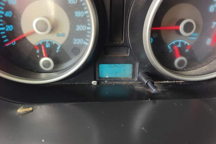 Used Buick Excelle 2013 1.5L Manual Classic Model Odometer Close Up