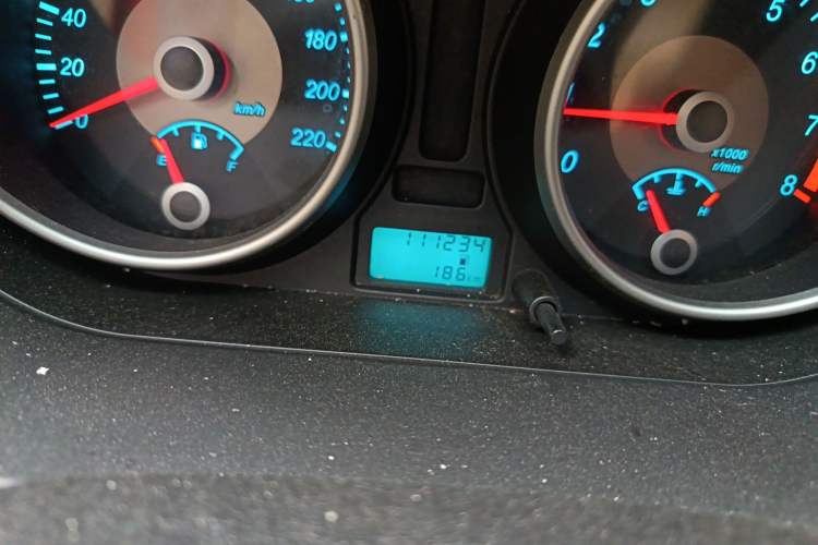 Used Buick Excelle 2013 1.5L Manual Classic Model Odometer Close Up