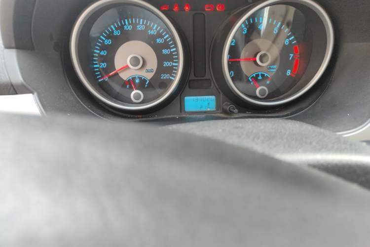 Used Buick Excelle 2013 1.5L Manual Classic Model Odometer Close Up