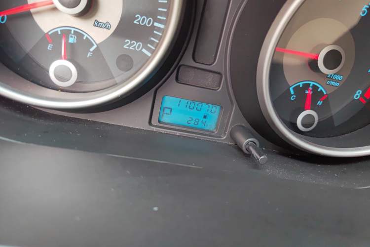 Used Buick Excelle 2013 1.5L Automatic Classic Model Odometer Close Up