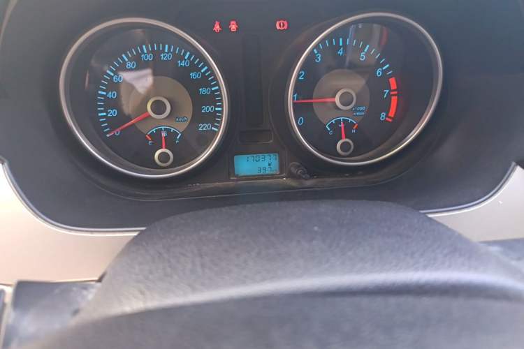 Used Buick Excelle 2013 1.5L Manual Classic Model Odometer Close Up