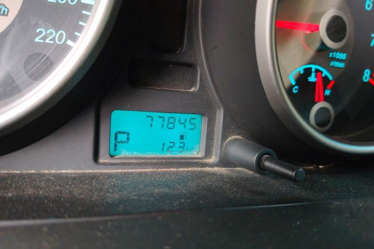 Used Buick Excelle 2013 1.5L Automatic Classic Model Odometer Close Up