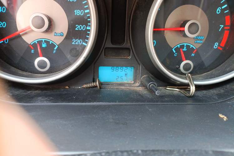 Used Buick Excelle 2013 1.5L Manual Classic Model Odometer Close Up