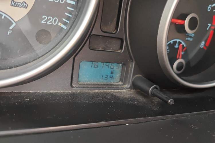 Used Buick Excelle 2013 1.5L Manual Classic Model Odometer Close Up