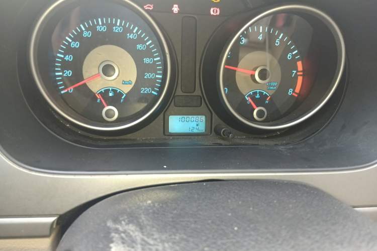 Used Buick Excelle 2013 1.5L Manual Classic Model Odometer Close Up