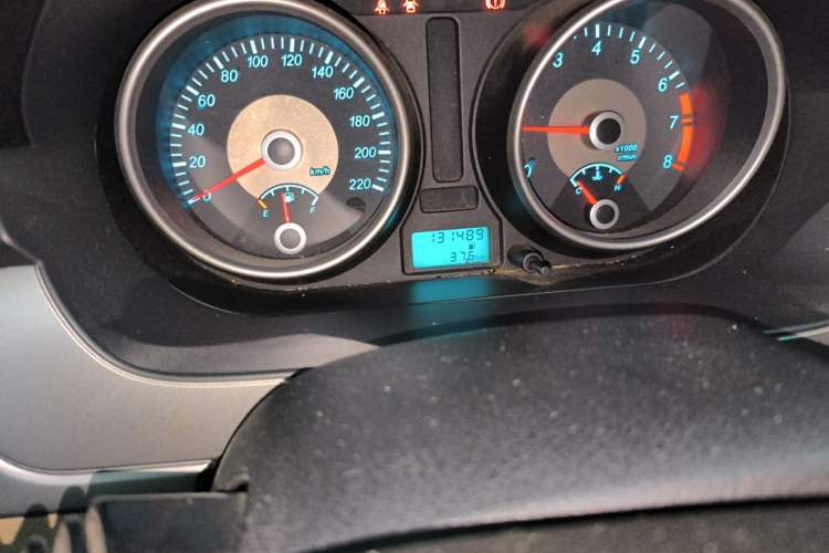 Used Buick Excelle 2013 1.5L Manual Classic Model Odometer Close Up
