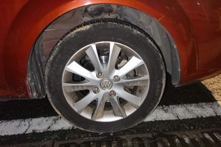 Used Buick Excelle 2013 1.5L Automatic Luxury Model Right Front Wheel Hub