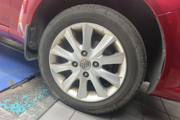 Used Buick Excelle 2013 1.5L Automatic Luxury Model Right Front Wheel Hub