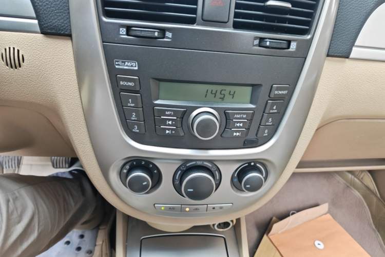 Used Buick Excelle 2013 1.5L Manual Classic Model Audio And AC Panel