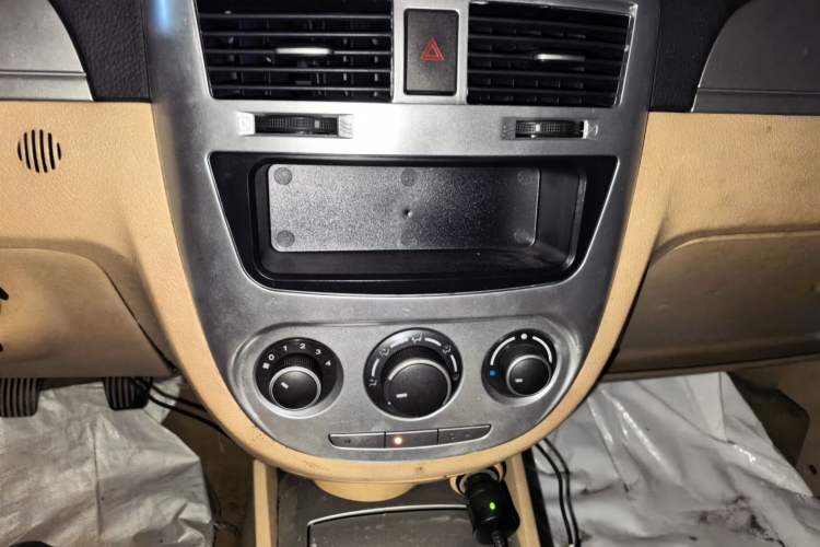 Used Buick Excelle 2013 1.5L Manual Luxury Model Audio And AC Panel
